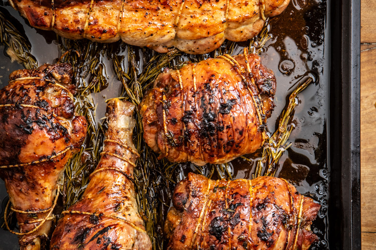 Jointed stuffed turkey with clementine, thyme and honey glaze 