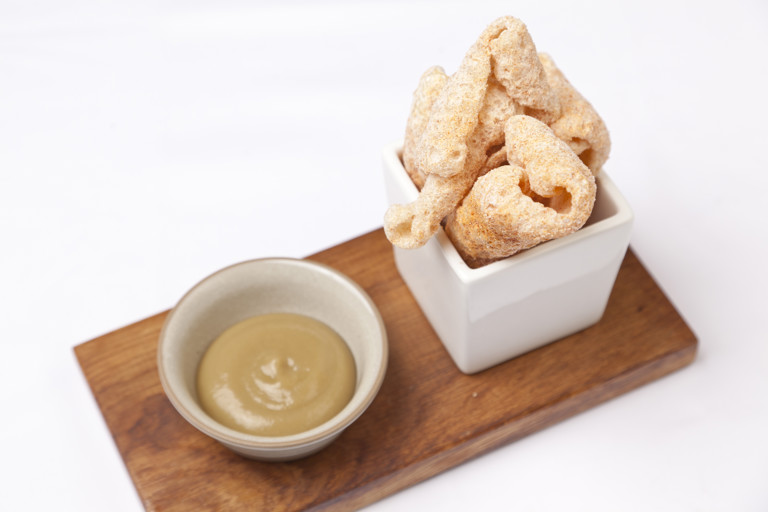 Pork scratchings with baked apple purée