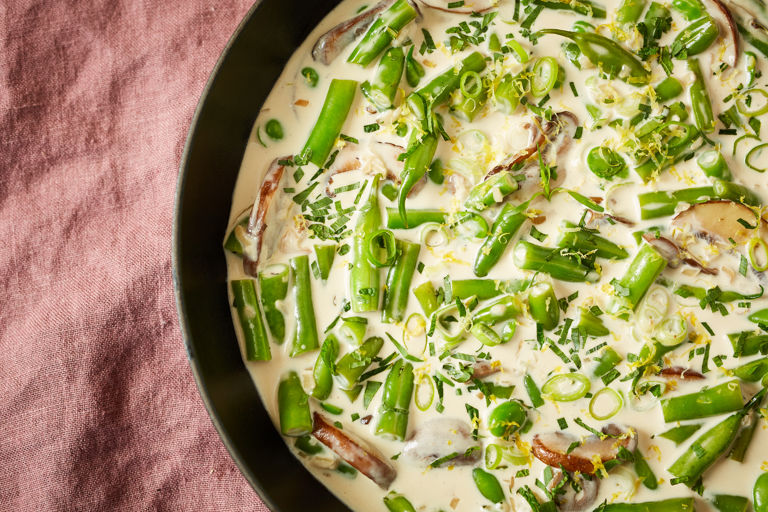 Green beans and mushrooms with tarragon cream sauce