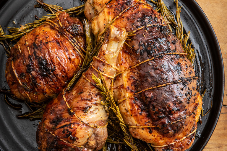 Jointed stuffed turkey with clementine, thyme and honey glaze 