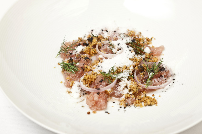 Fresh lumpfish roe with crispy chicken skin, onions and cream