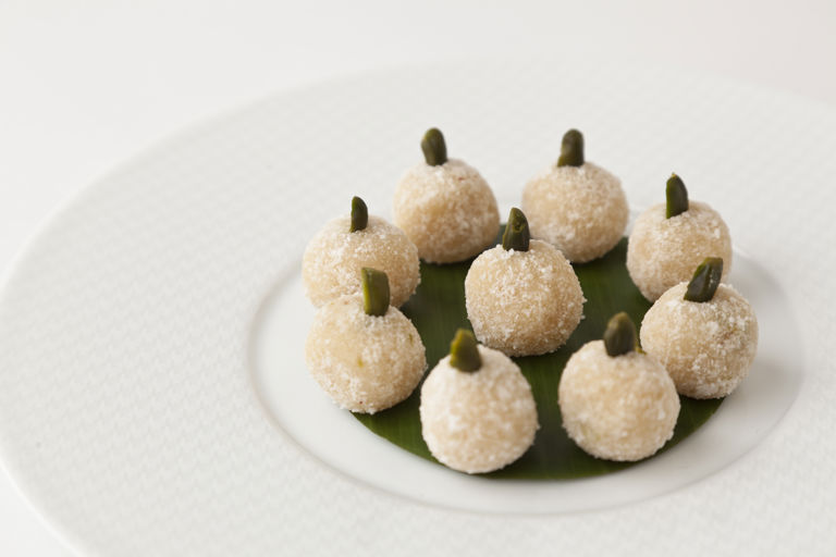Coconut-pistachio snowballs