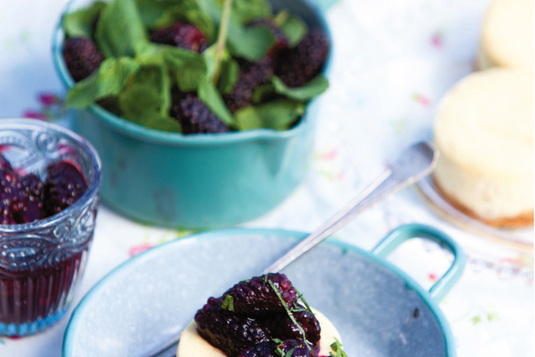 Vanilla cheesecake with blackberries and mint compote 