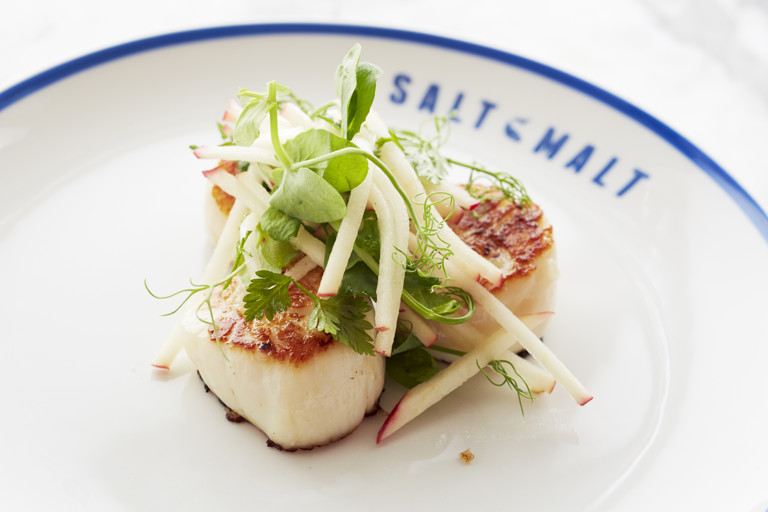 Pan-fried scallops with fresh apple salad