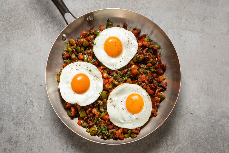 Fried egg with sobrasada and garlic migas
