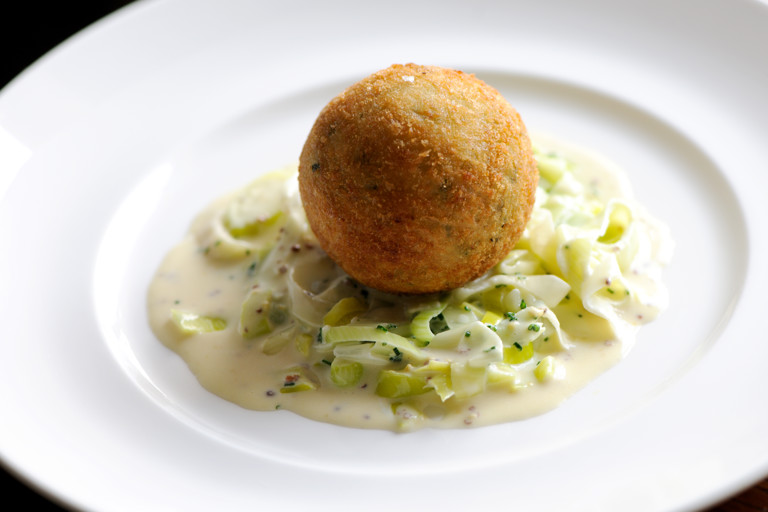 Smoked haddock fish cakes with creamed leeks