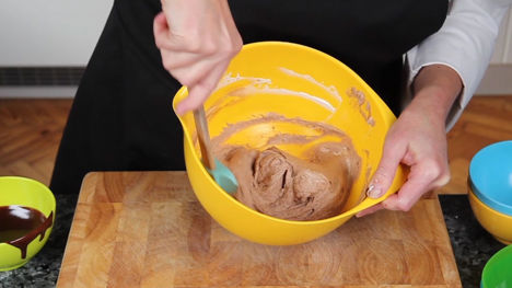 How to fold cream with chocolate