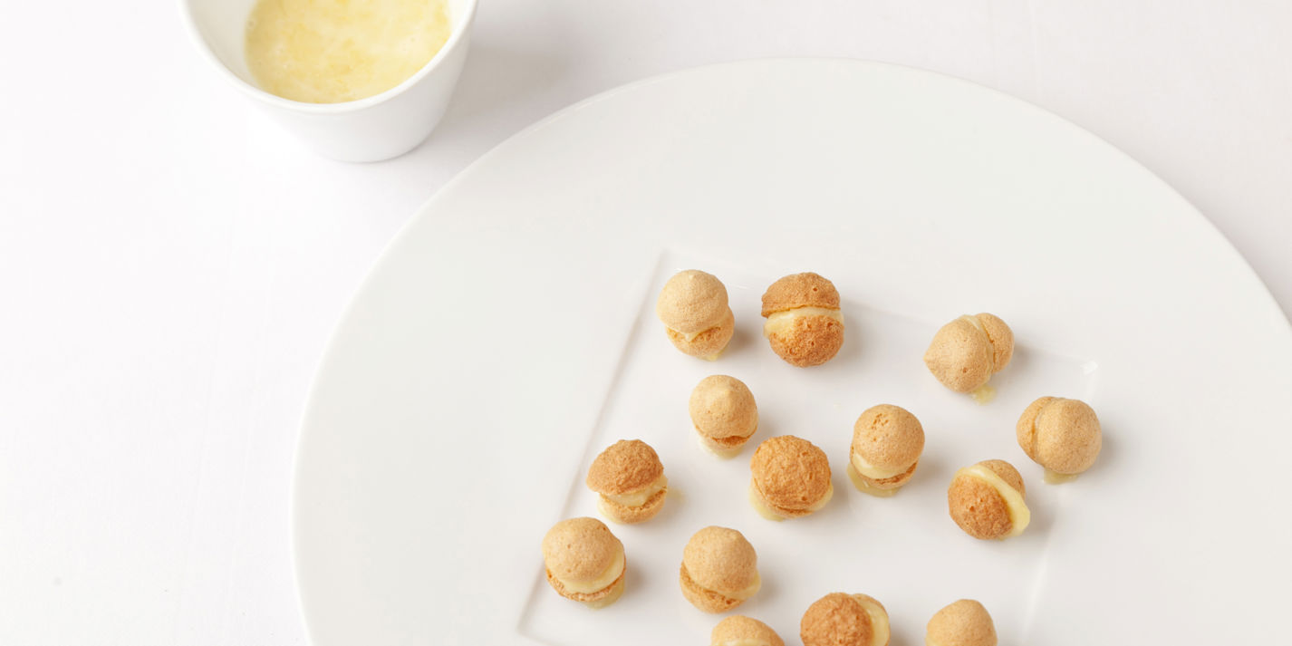 Honey macaroons with special French cream