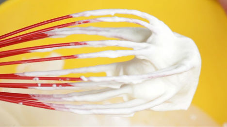 How to whisk cream