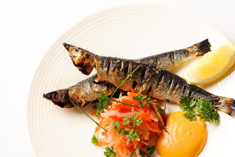 Grilled sardines with paprika mayonnaise