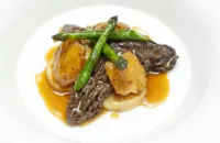 Chicken wings with gnocchi, morels, asparagus and chicken emulsion