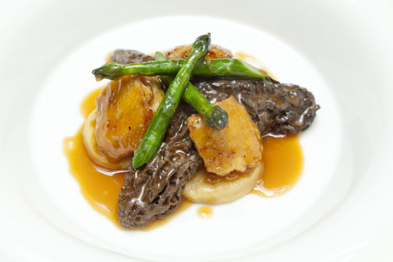 Chicken wings with gnocchi, morels, asparagus and chicken emulsion