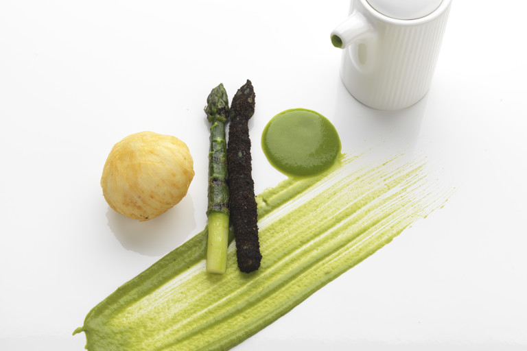 Crispy hen's egg and asparagus soup
