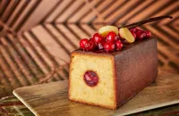 Cranberry, vanilla and quince travel cake