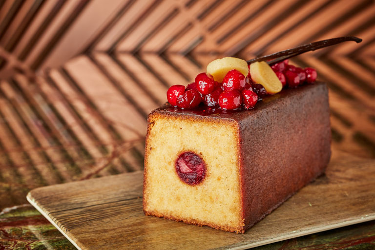 Cranberry, vanilla and quince travel cake