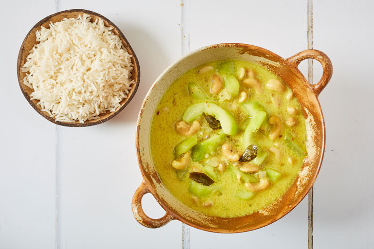 Cucumber and cashew nut curry