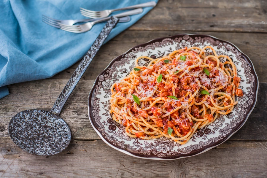 Prato de Bucatini all'Amatriciana com molho de tomate e queijo ralado.