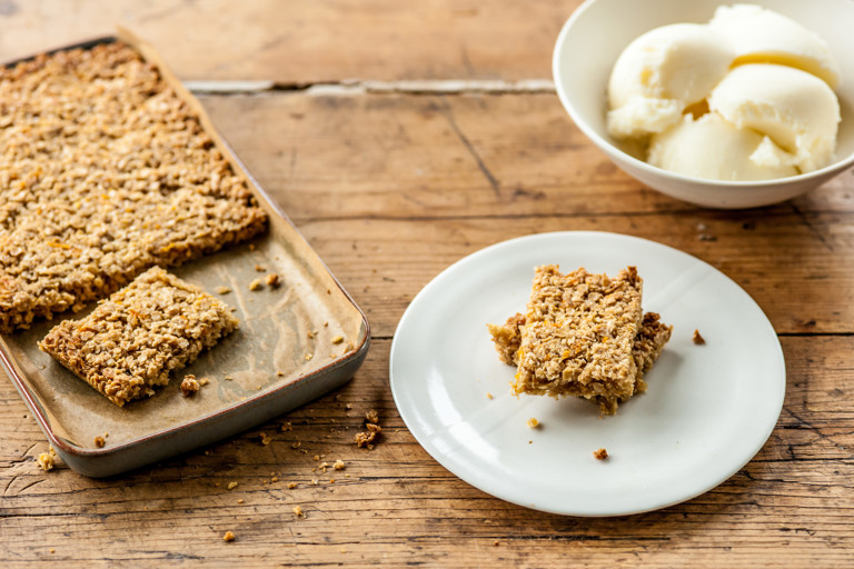 Honey flapjack with frozen yoghurt