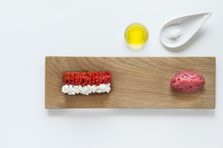 Raw beef with tomatoes and mozzarella