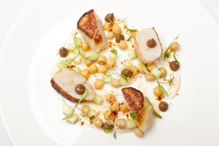 Tandoori scallops with chickpeas and yoghurt