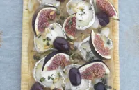 Warm puff pastry tart with goat's cheese, figs, olives and capers
