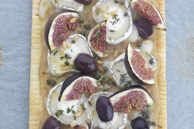 Warm puff pastry tart with goat's cheese, figs, olives and capers