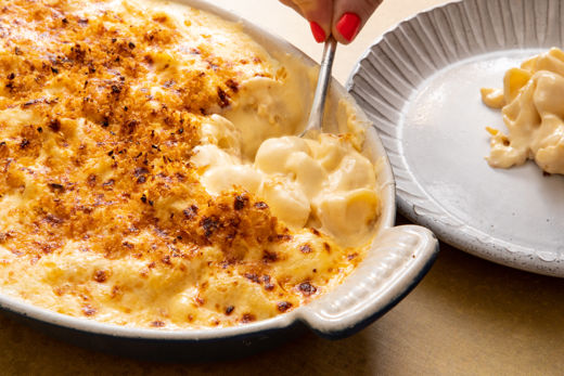 https://media-cdn2.greatbritishchefs.com/media/nvtjy0jb/classic-macaroni-cheese-recipe-3.whqc_520x347q80.jpg