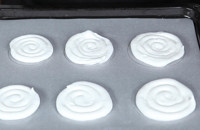 How to pipe circles for baking meringues