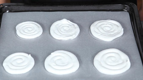 How to pipe circles for baking meringues