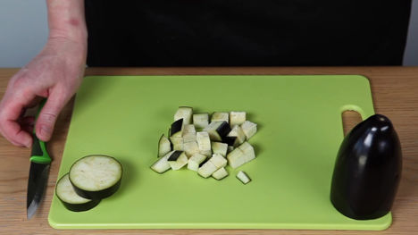 How to dice an aubergine