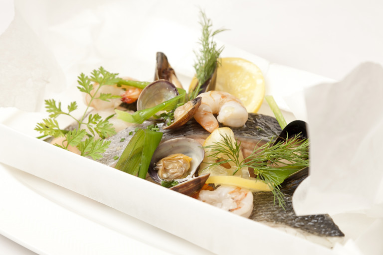 Salmon with shellfish and leeks en papillote