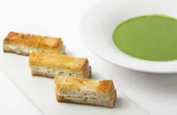 Spinach soup with wild garlic toasts