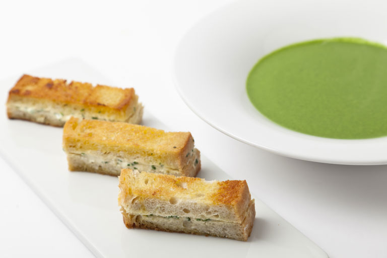 Spinach soup with wild garlic toasts