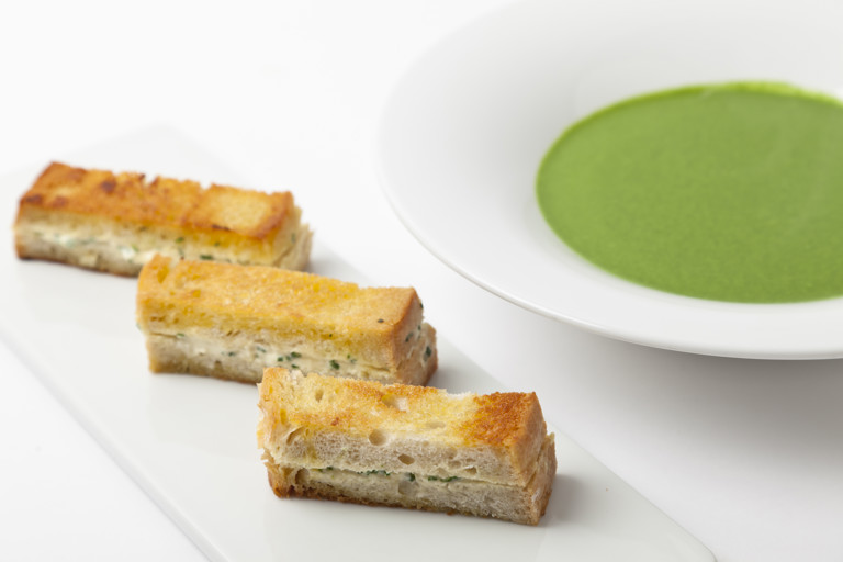 Spinach soup with wild garlic toasts