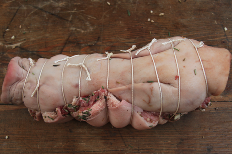 How to roll a pigs head