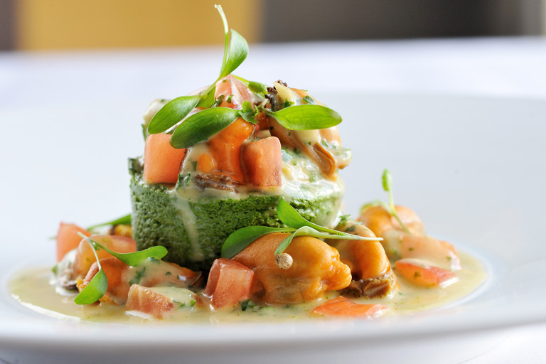 Mussels mouclade with spinach mousse