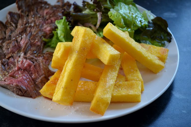 Bavette steak with Le Gruyère AOP polenta chips