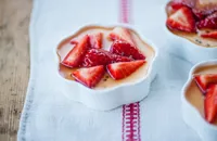 Buttermilk pudding with cardamom strawberries