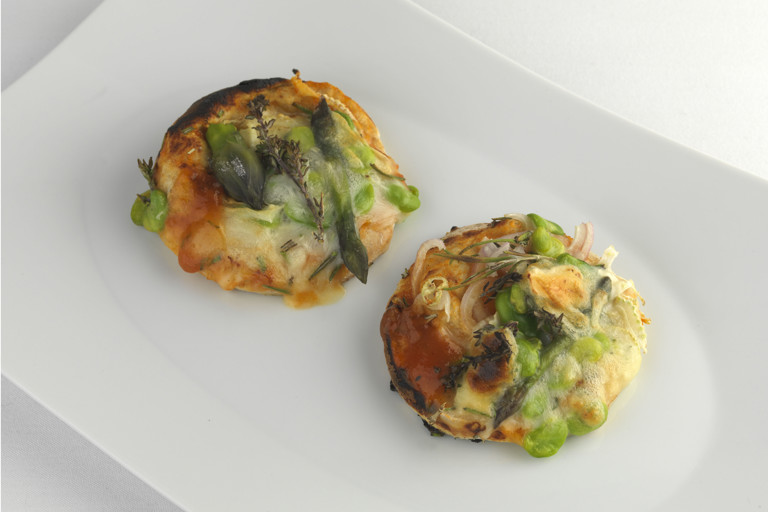 Barbecued pizza topped with asparagus, broad beans and fennel