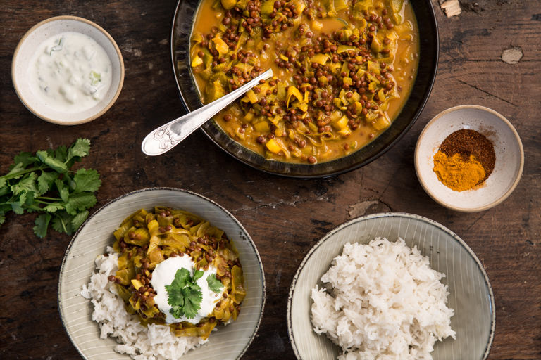 Rhubarb and lentil curry