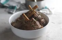  Lamb shanks with tomato and rosemary 