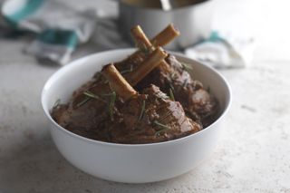  Lamb shanks with tomato and rosemary 