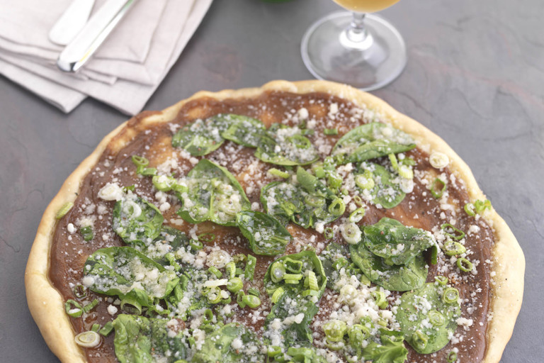 Pizza with Jerusalem artichoke purée, spinach, pine nuts and spring onions