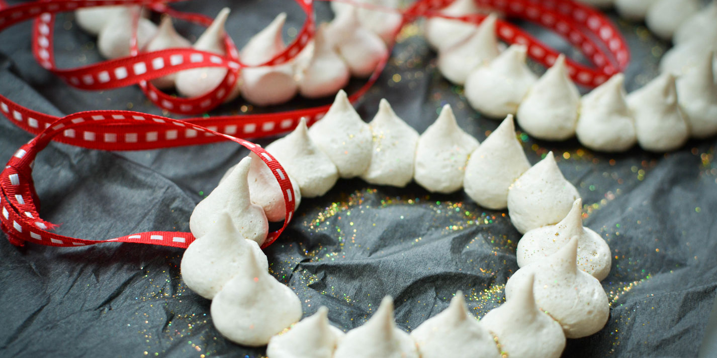 Edible Christmas Tree Decorations – Baiserringe - Great British Chefs