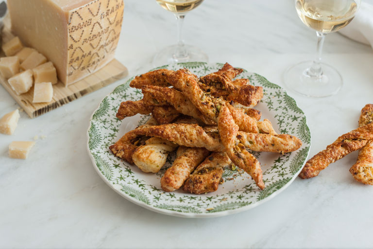 Cheese straws with salty pistachios