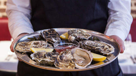 How to open an oyster