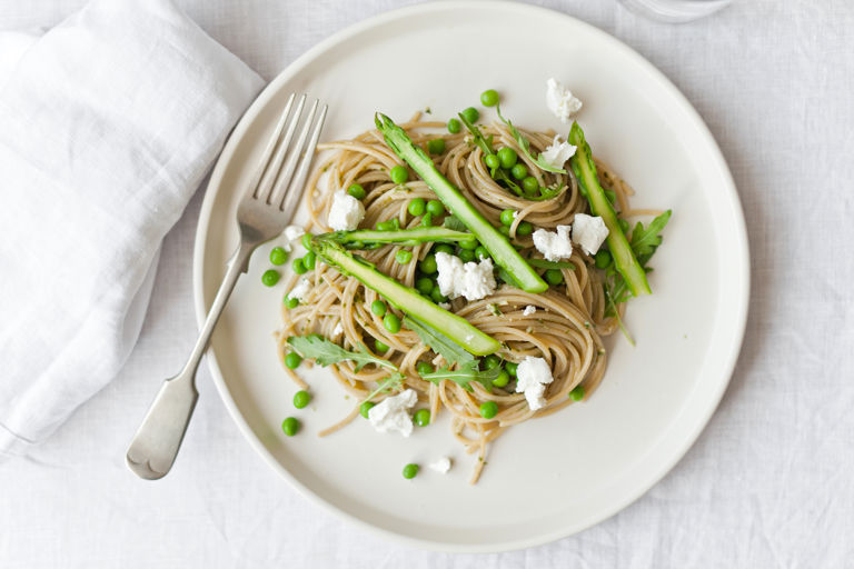 Whole wheat spaghetti with rocket pesto, asparagus, peas and goat’s cheese