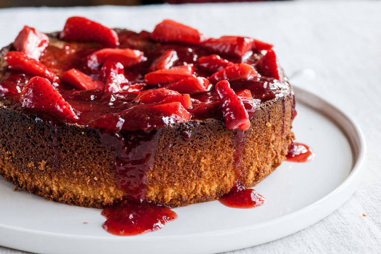 Flourless lemon cake with strawberries