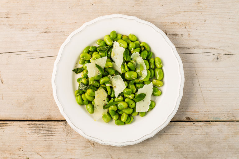 Broad beans with Pecorino cheese and olive oil