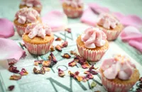 Mini rose cupcakes